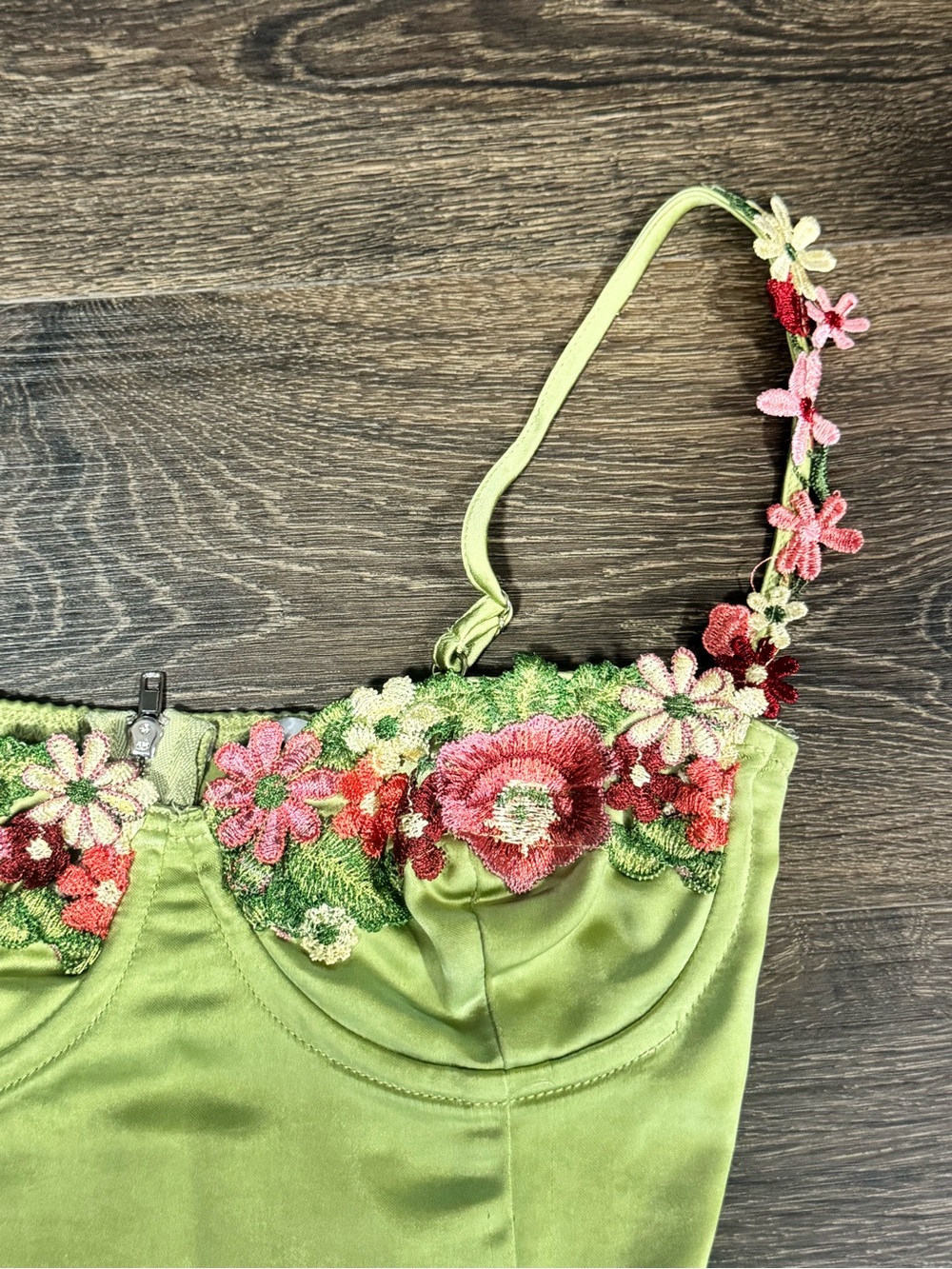 Princess Polly Enchante To Meet You Green Floral Embroidered Satin Cami Top Sz 0 - Picture 7 of 15